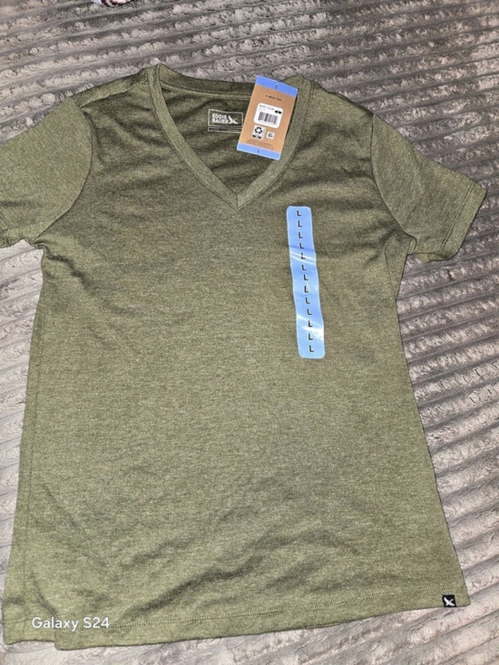 Eddie Bauer V-Neck Tee in Olive Green Large NWT Womens